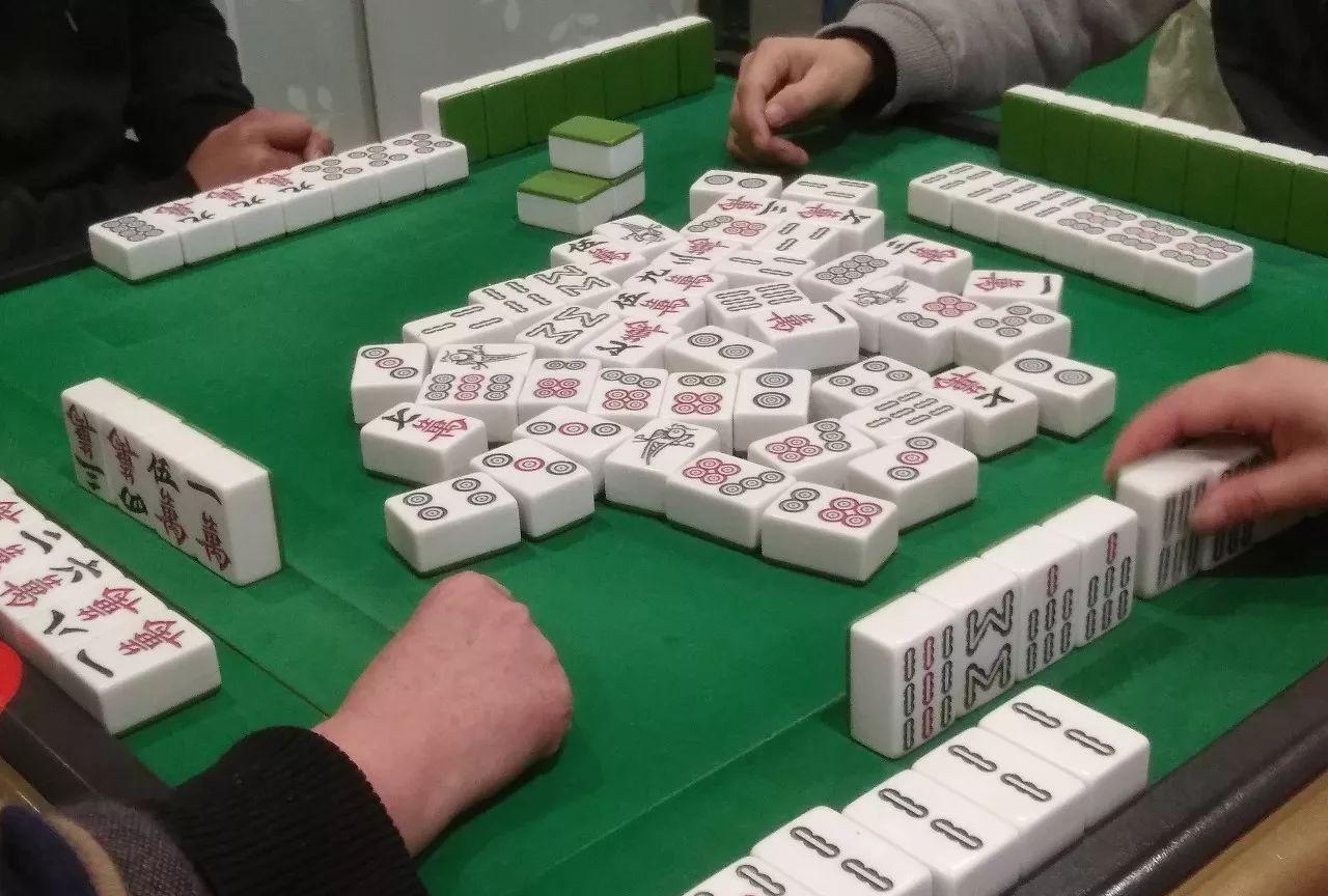打麻将旺家有预兆，上家不防范必定“一吃三”打麻将的时候，开局两把就可以看出哪家