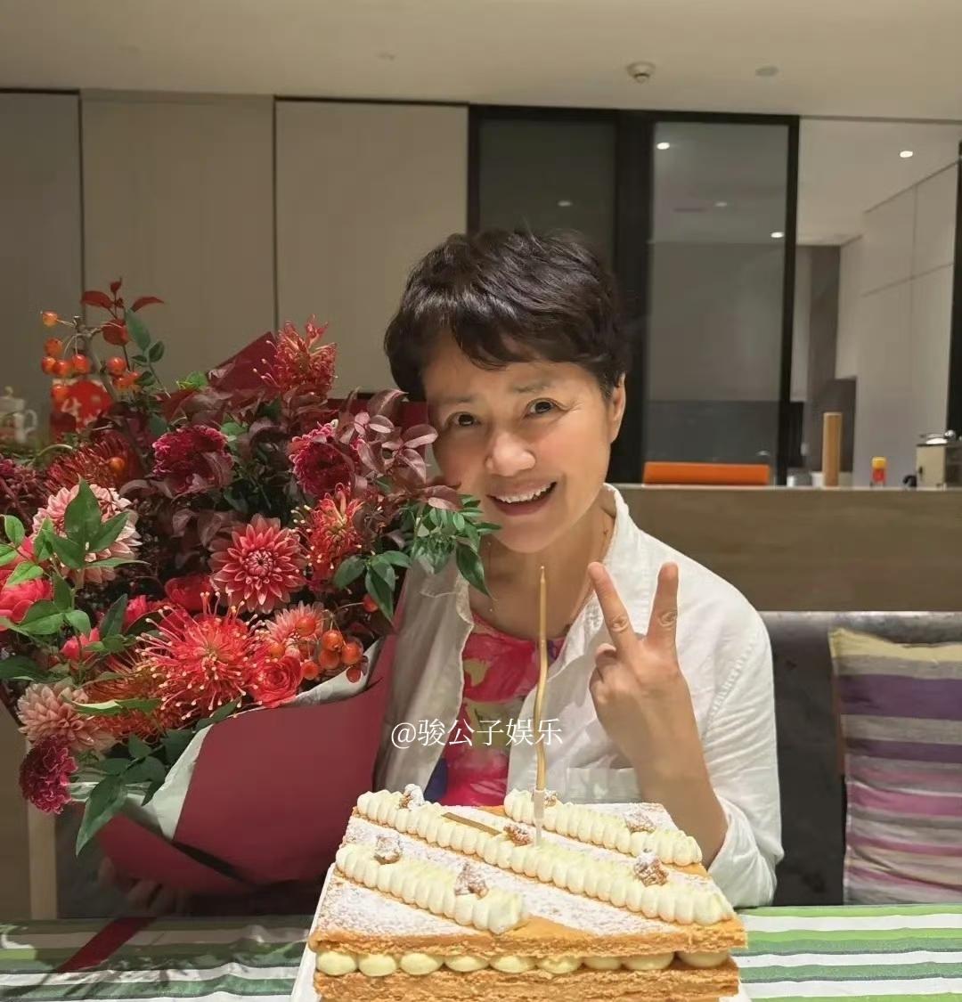 演员茹萍59岁生日晒全家福，丈夫刘之冰肉眼可见的老了，女儿和继子都来为她庆生。一