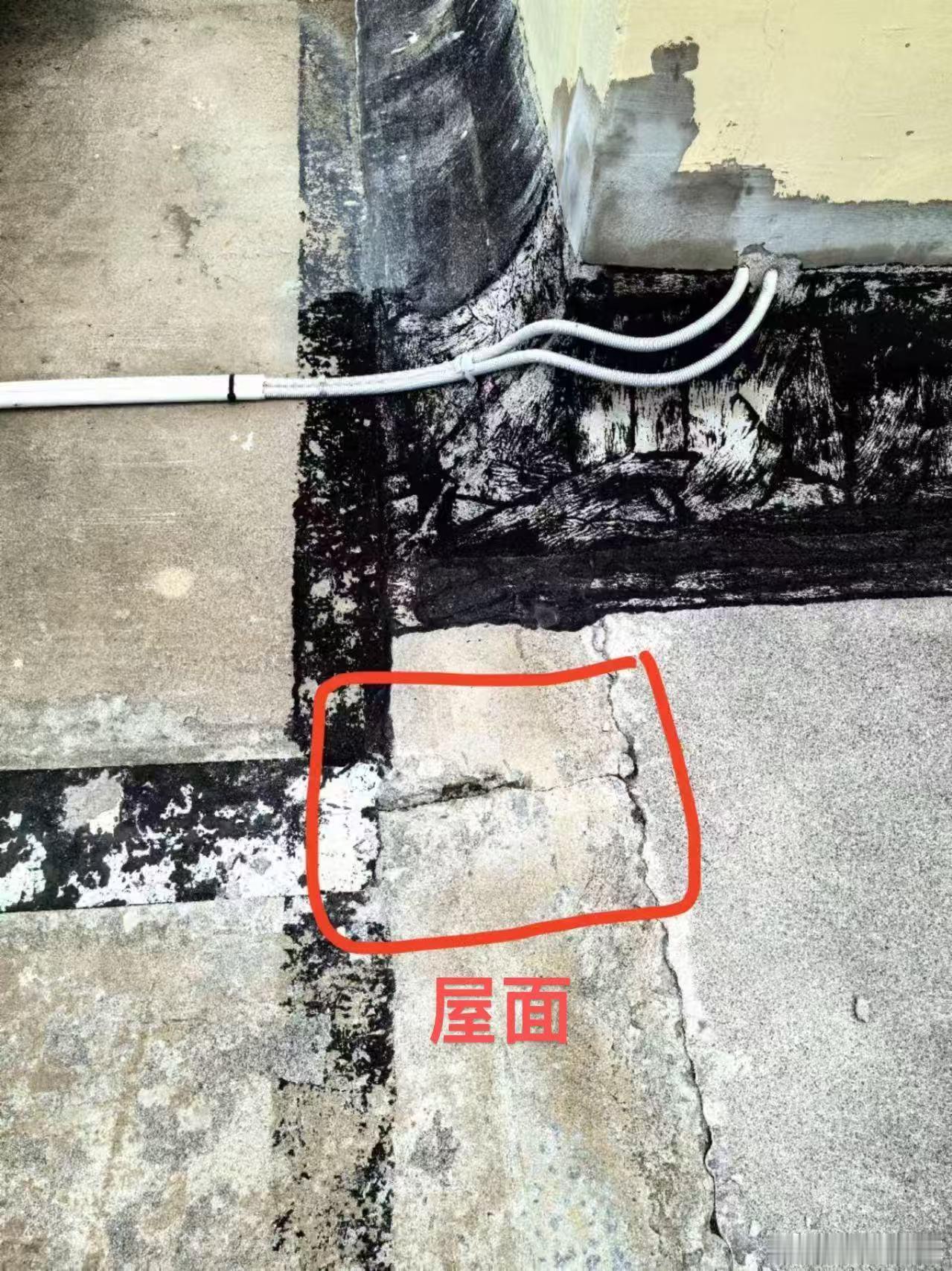 屋顶第4次补漏，依然漏水，怎么维修和维权？（一）顶楼平屋面，倒置式屋面做法。装修完半年，入户门处天花