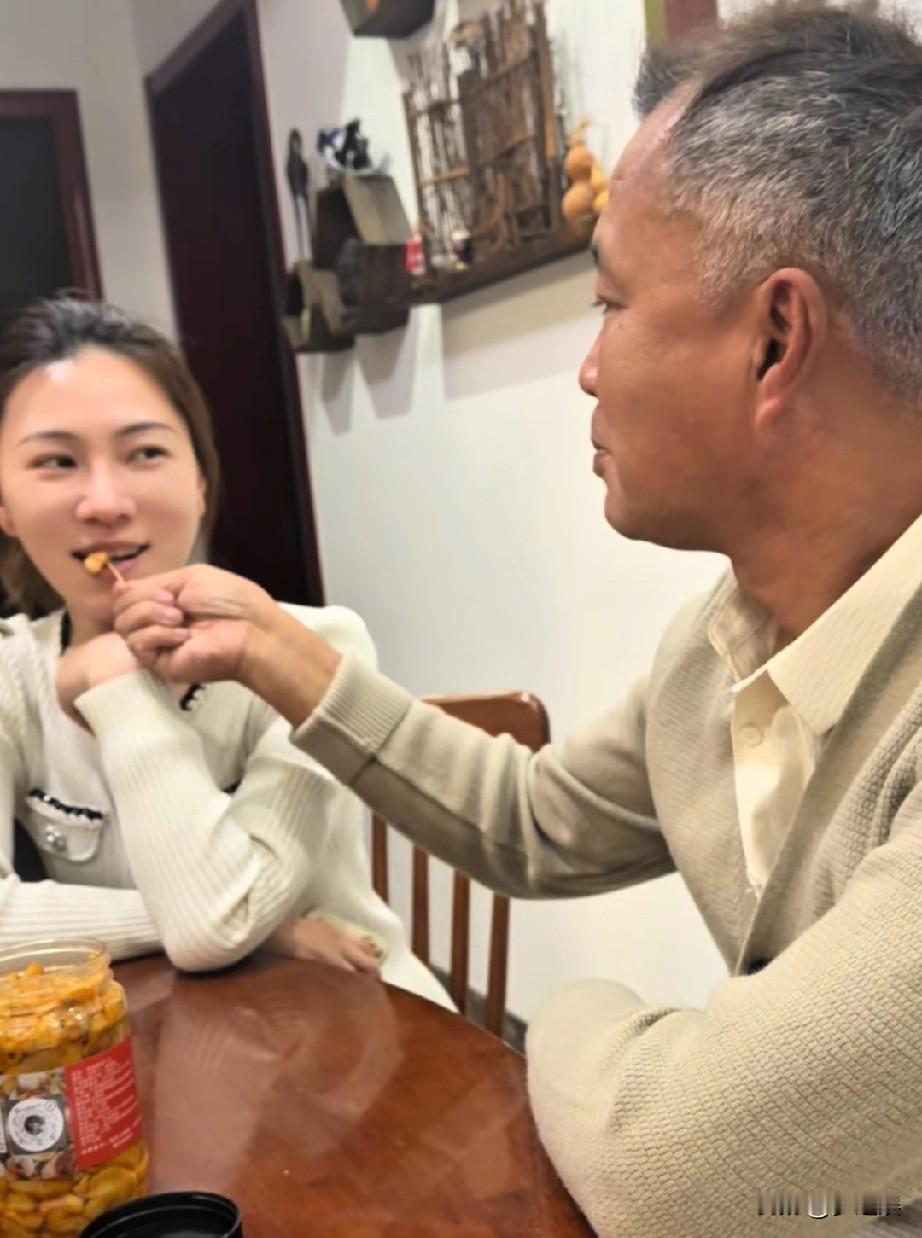 晓晓真的是喜欢沈巍老师，晓晓看老师的眼神就是很入心，也不嫌弃沈老师，他喂她萝卜干