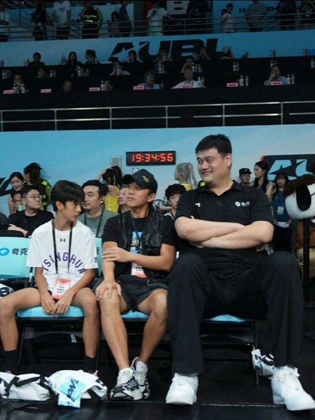 邓超带儿子等等与姚明一起看篮球联赛时的合照：瞧，英俊帅气的等等眼睛直勾勾地看着大