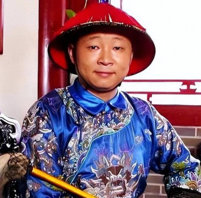 有一次，主持人问赵亮：“你以前和张国立一起演戏，怎么又去养鸡了？”赵亮说：“我一