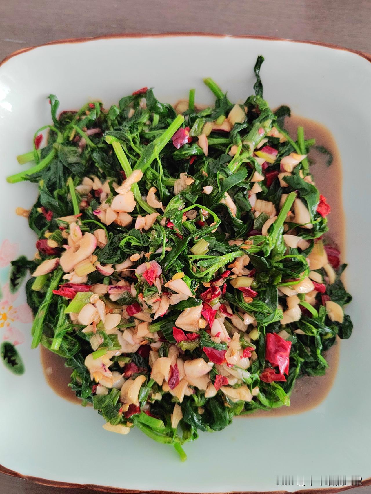 又到了吃野菜的季节了，今天有个朋友给了一袋子苜蓿，于是凉拌苜蓿新鲜出炉。先用