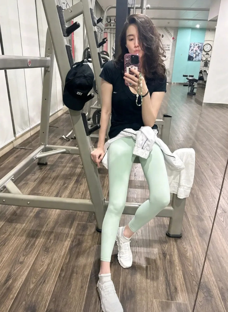 宋佳有点“小自恋”。毕竟人美、身材好。宋佳出现在健身房，绿色瑜伽裤，黑色T恤，