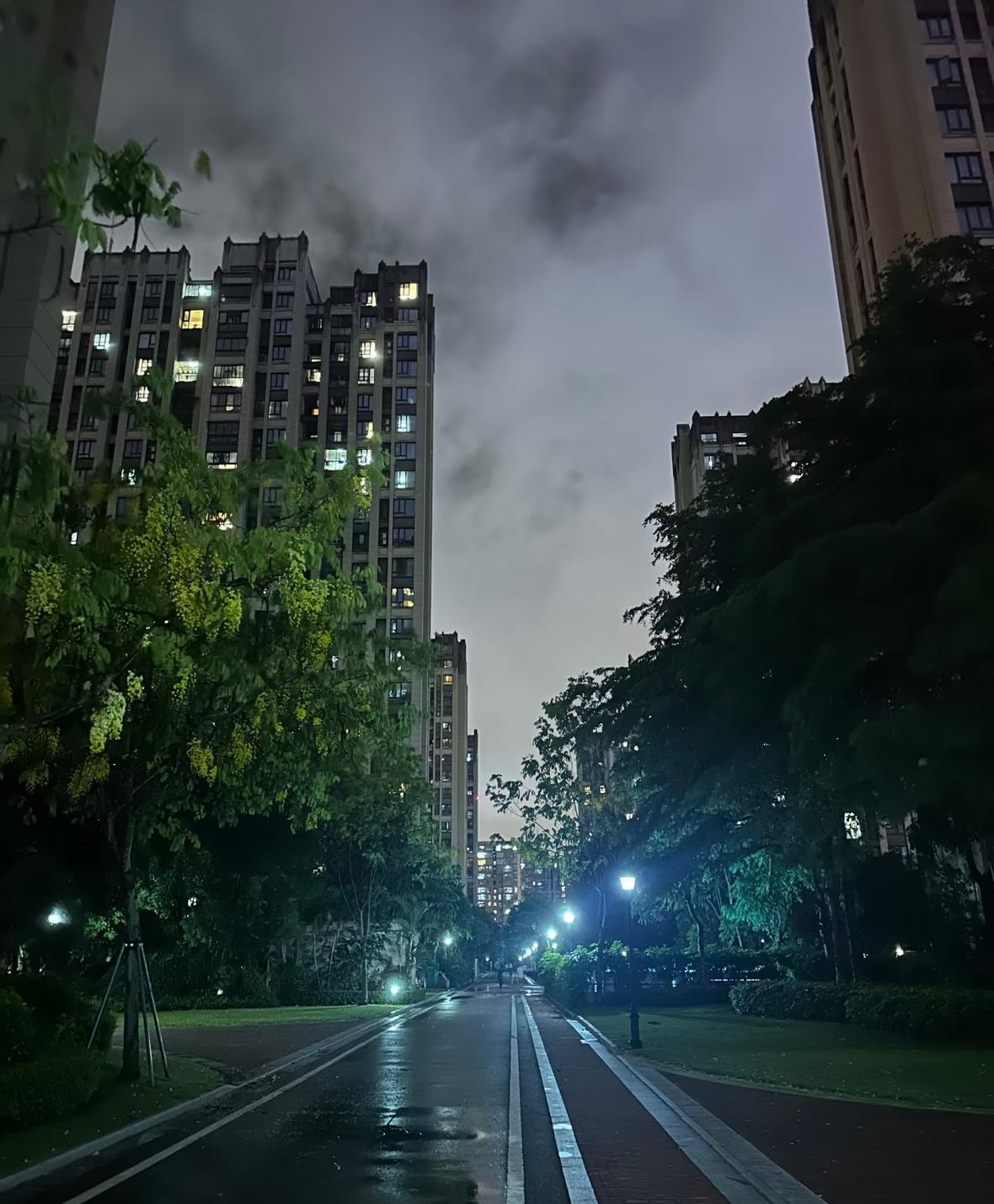我老表绝对是个狠人，21年的时候就把自己唯一的住房卖了，但是没搬走，他从买家那里