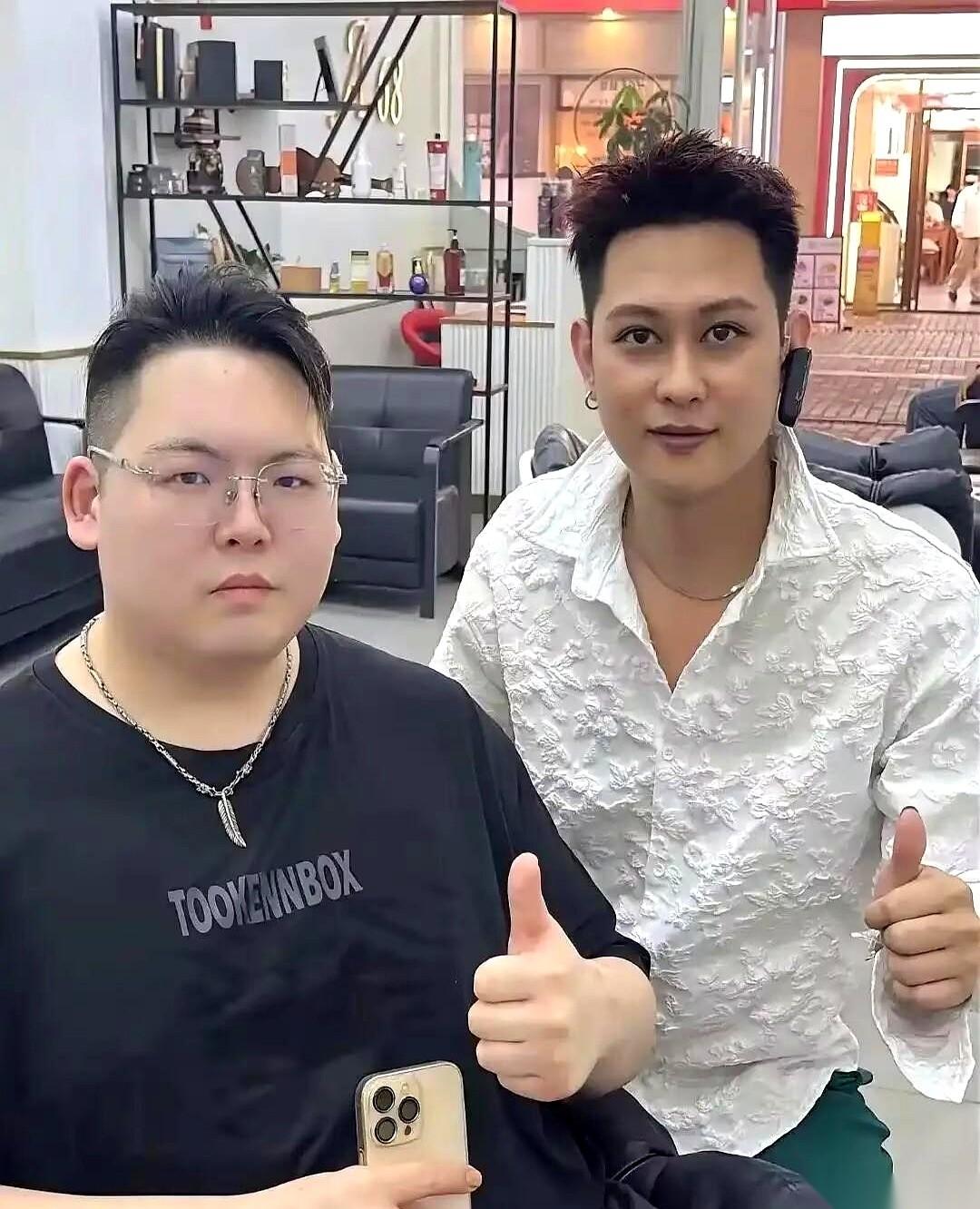 同一个爹，同一个妈，同一个锅里喂大的俩兄弟。一个成了门面，一个快成了“隐形人”