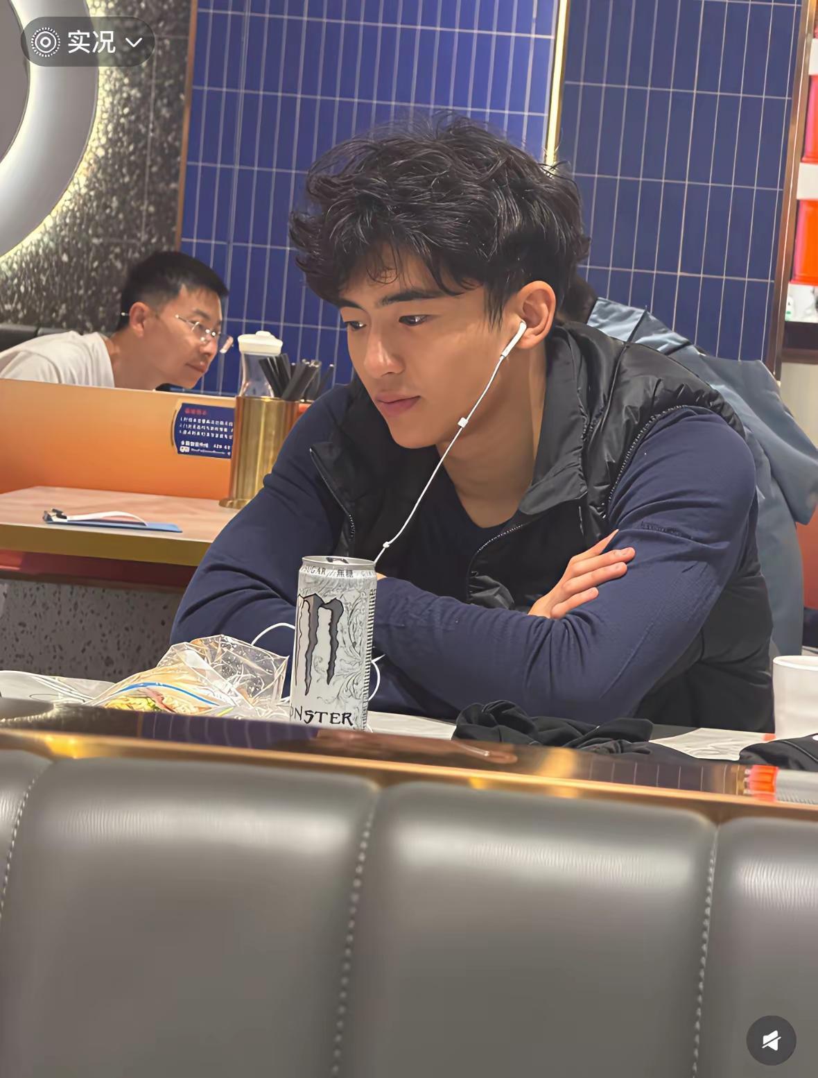 深圳滑雪场这波偶遇，算是把“星二代该有的样子”拍活了。18岁的Lucas裹