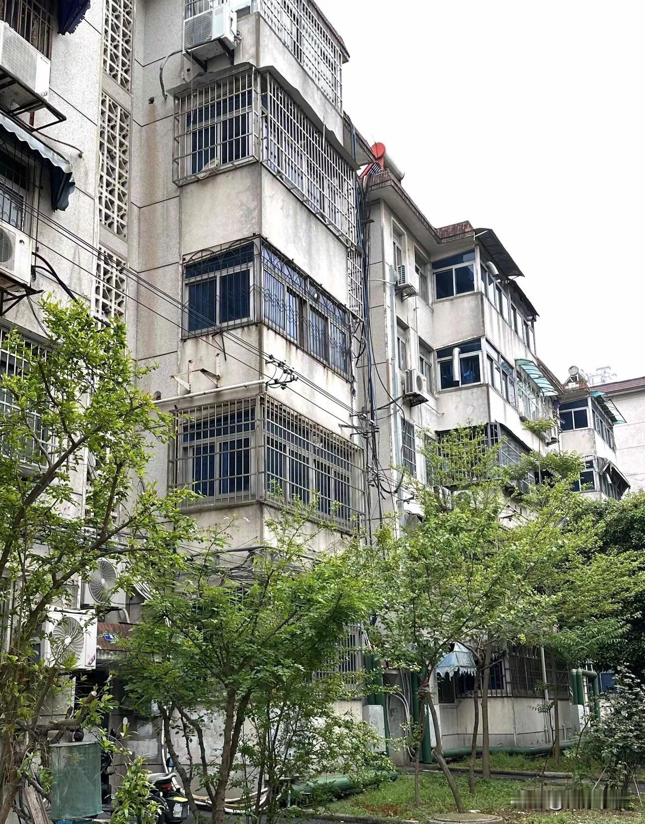 终于是把房子卖出去了，26万，昨天上午去把所有的手续过完了。这套房子买了10