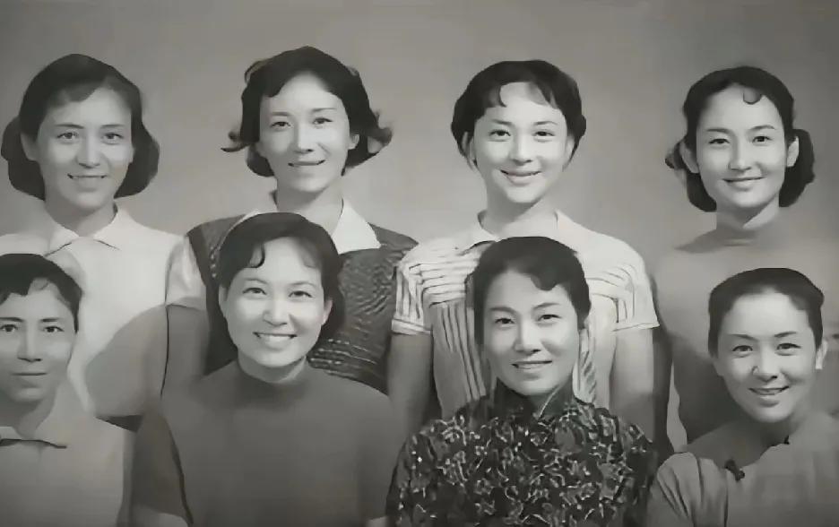 一张老照片，上世纪四十年代左右，上海电影制片厂美女演员们的合影，一个个花容月貌，