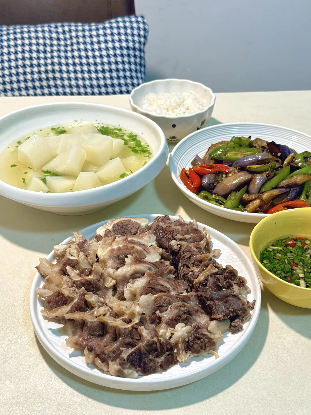 📝今天吃：🍲清炖牛肋条🍲清炖萝卜汤🍲辣炒茄子