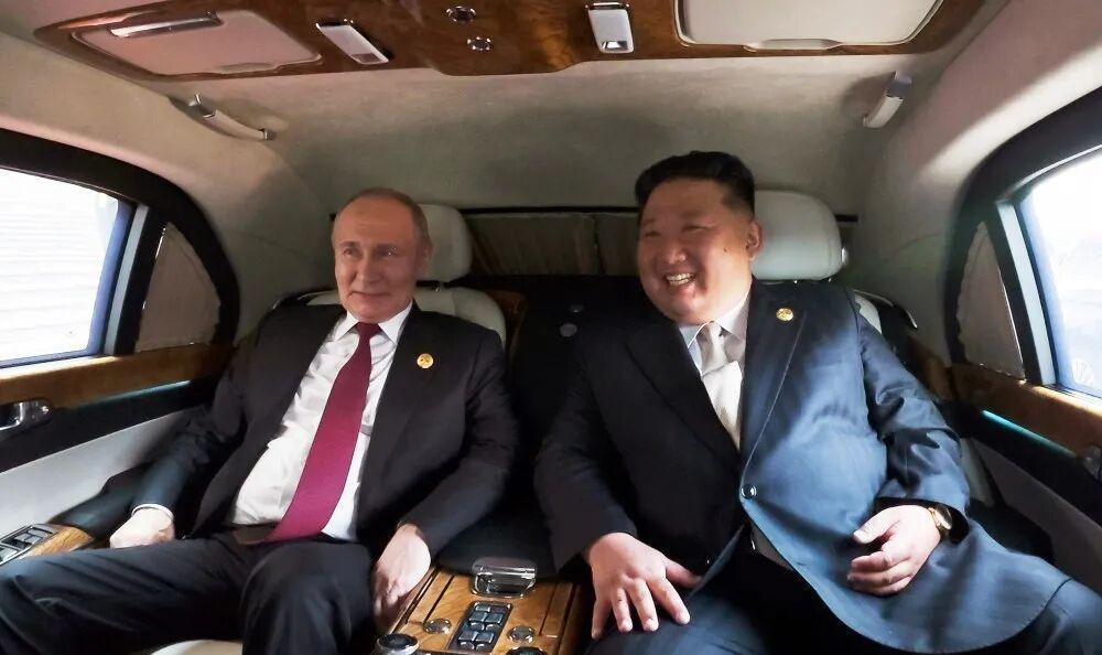 神秘的内景曝光：两位大佬同乘一辆防弹轿车。9月3日，普京与金正恩举行