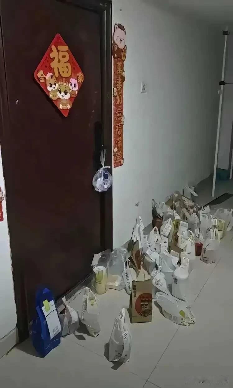 隔壁单身女邻居门口惊现40多单外卖，不拆不吃令人费解！隔壁的租户是一名95后