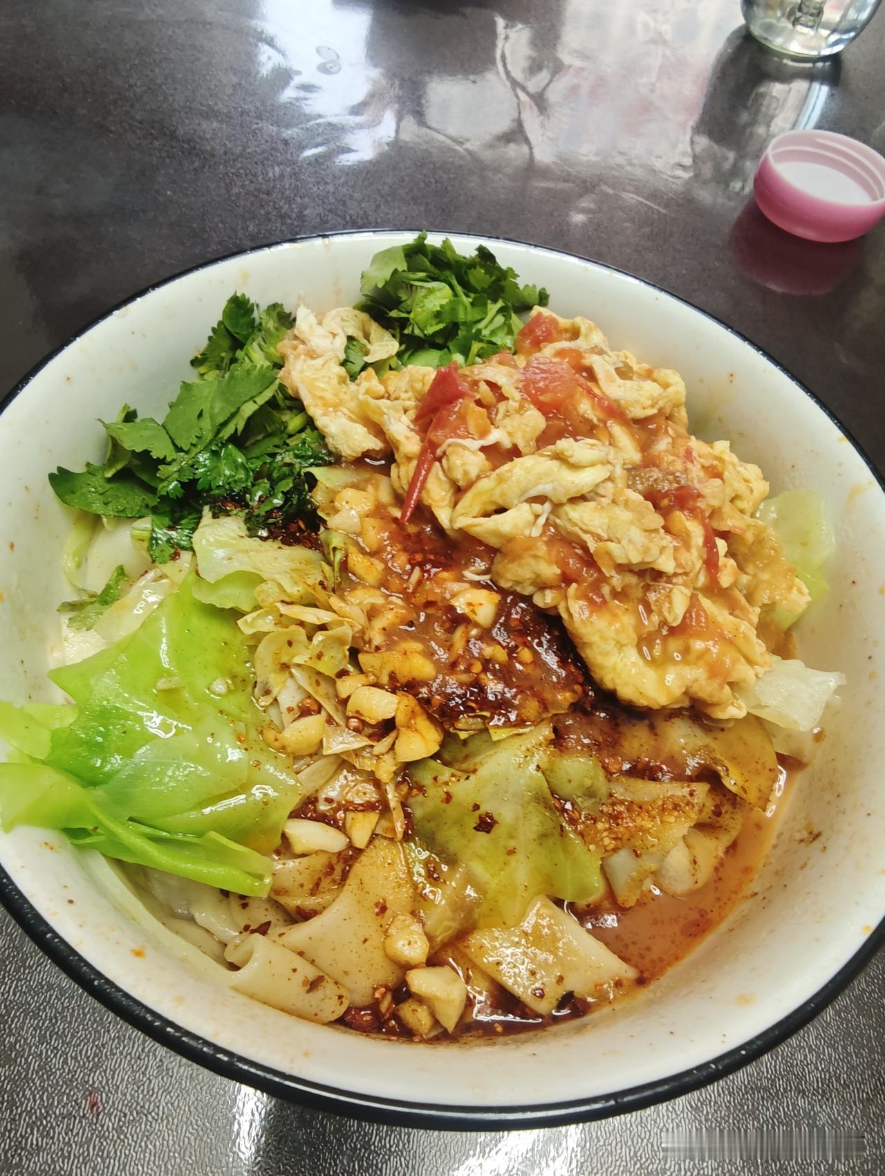 今天中午这顿饭可太香了！油泼面加西红柿鸡蛋，两搅，绝配。油泼面是陕西美食的代表