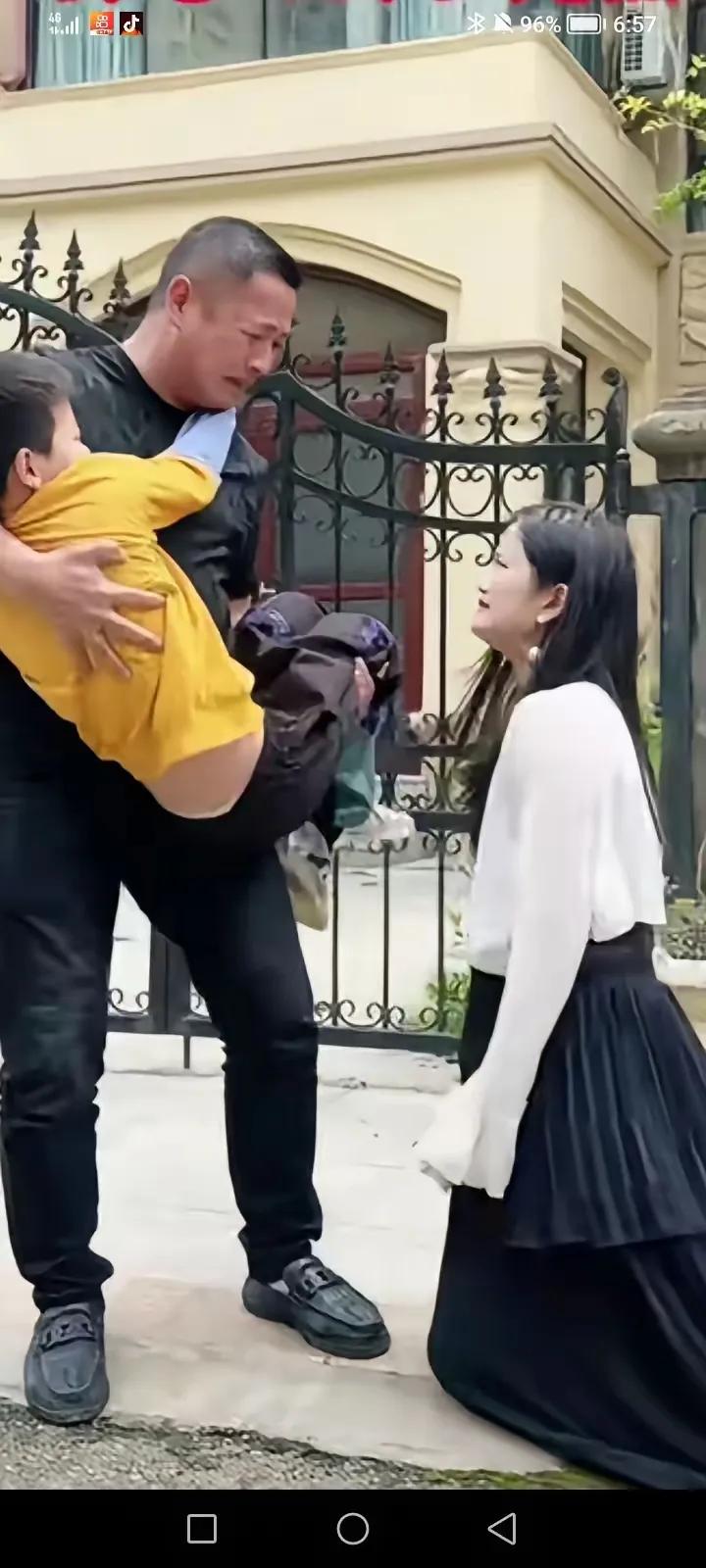 先低头不丢人，离婚两年，相思两年，一个未娶，一个未嫁，孩子是自己生的，丈夫去给妻