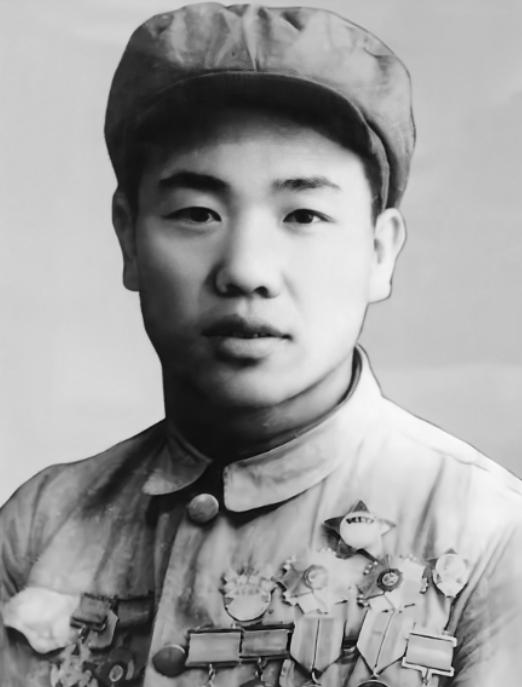 1950年11月29日，一个志愿军排长无视上级命令，弃守高地，将美军50多辆坦克