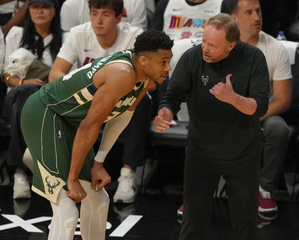 据ESPN报道，导致字母哥对雄鹿心灰意冷的两项关键决策：1.解雇迈克-布登霍尔