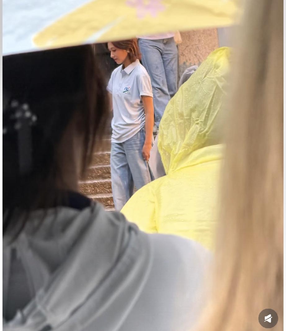 9月3日，万茜现身湖南长沙，刚好下雨了，但她热情地跟粉丝互动，给他们签名，侧颜脸