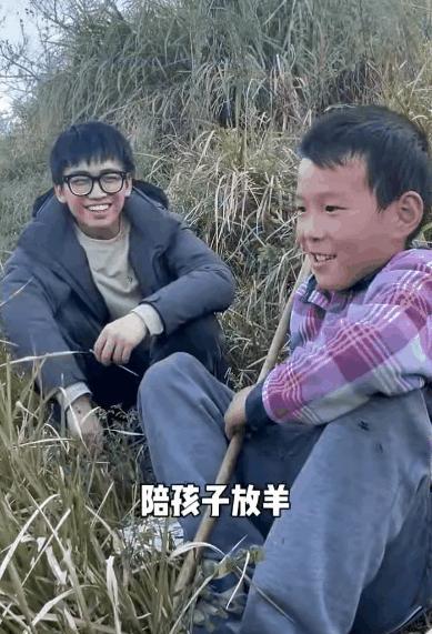 泪目！湖北十堰，23岁的男子，没有一分工资，却在小学支教三年。为了赚生活费，他暑