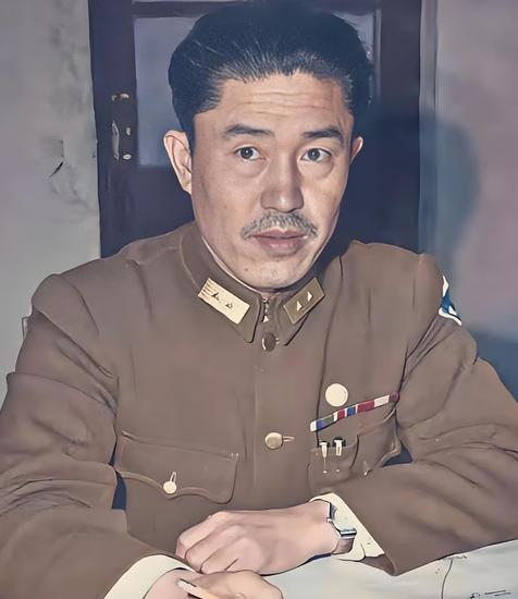 1950年8月，郑洞国去上海看病，路过北京时被周总理叫来家里吃饭。席间，周总理问