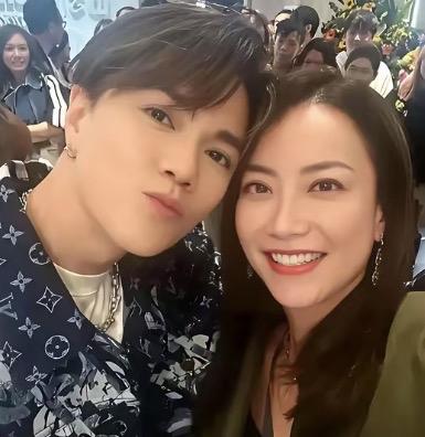 霍汶希不知道张敬轩干了什么吗？香港早已经回归中国，香港有国安法。一国两制本来