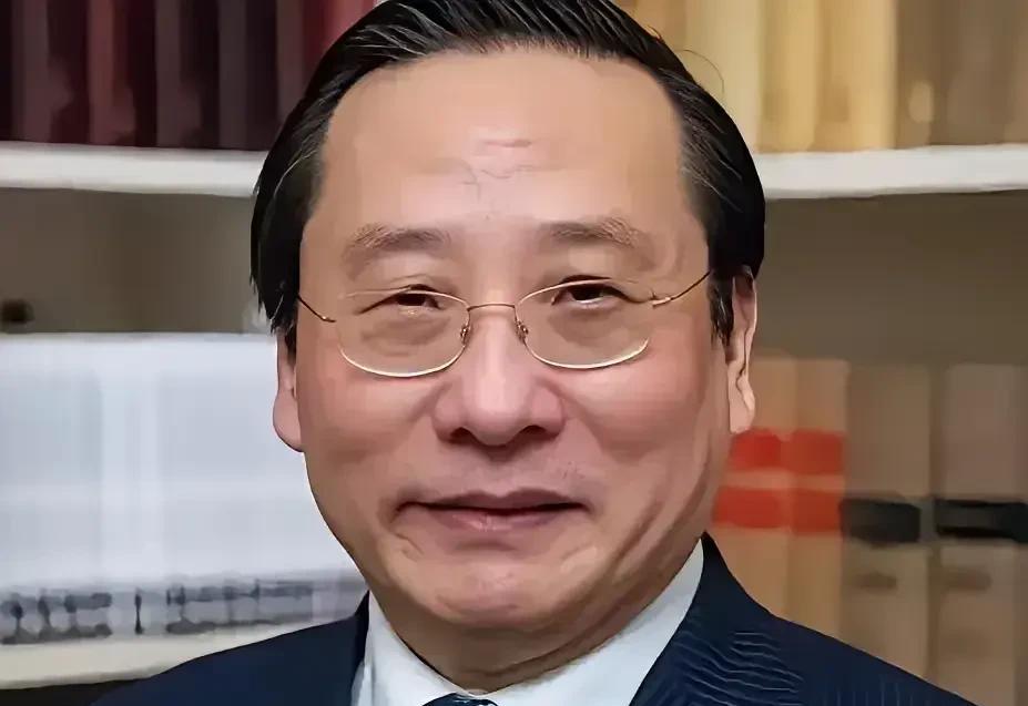 国际论坛的提问环节，美国学者突然将矛头指向高志凯：“你的国家迅速发展武力，已严重