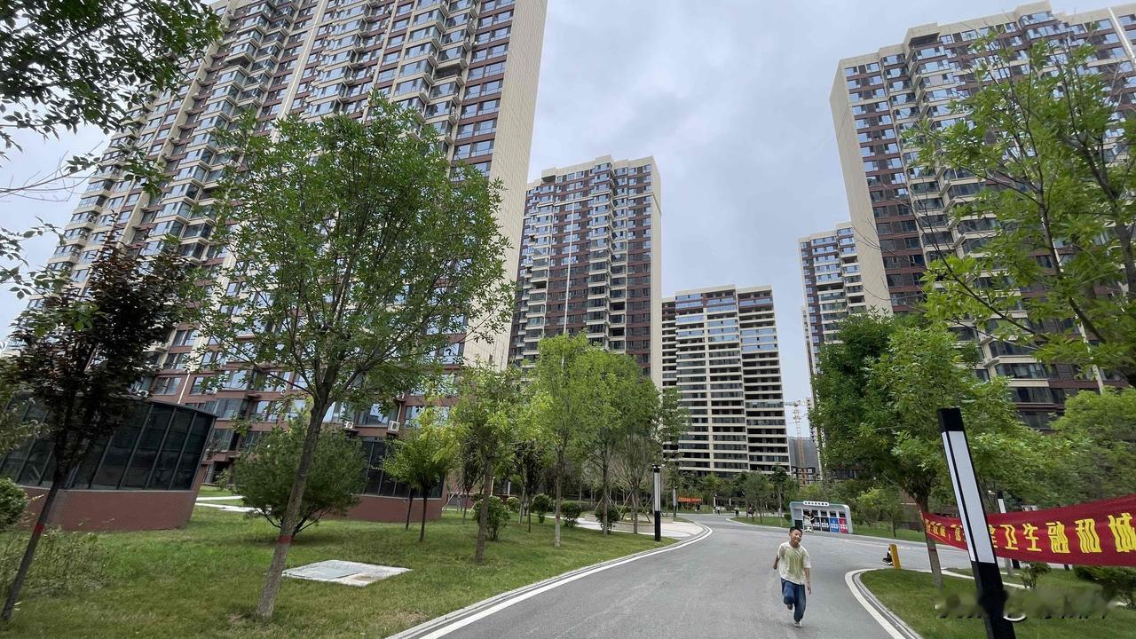 陕西彬州的小区，越建越漂亮了！最近在陕西彬州新区的一处新建小区转了转，发现，现