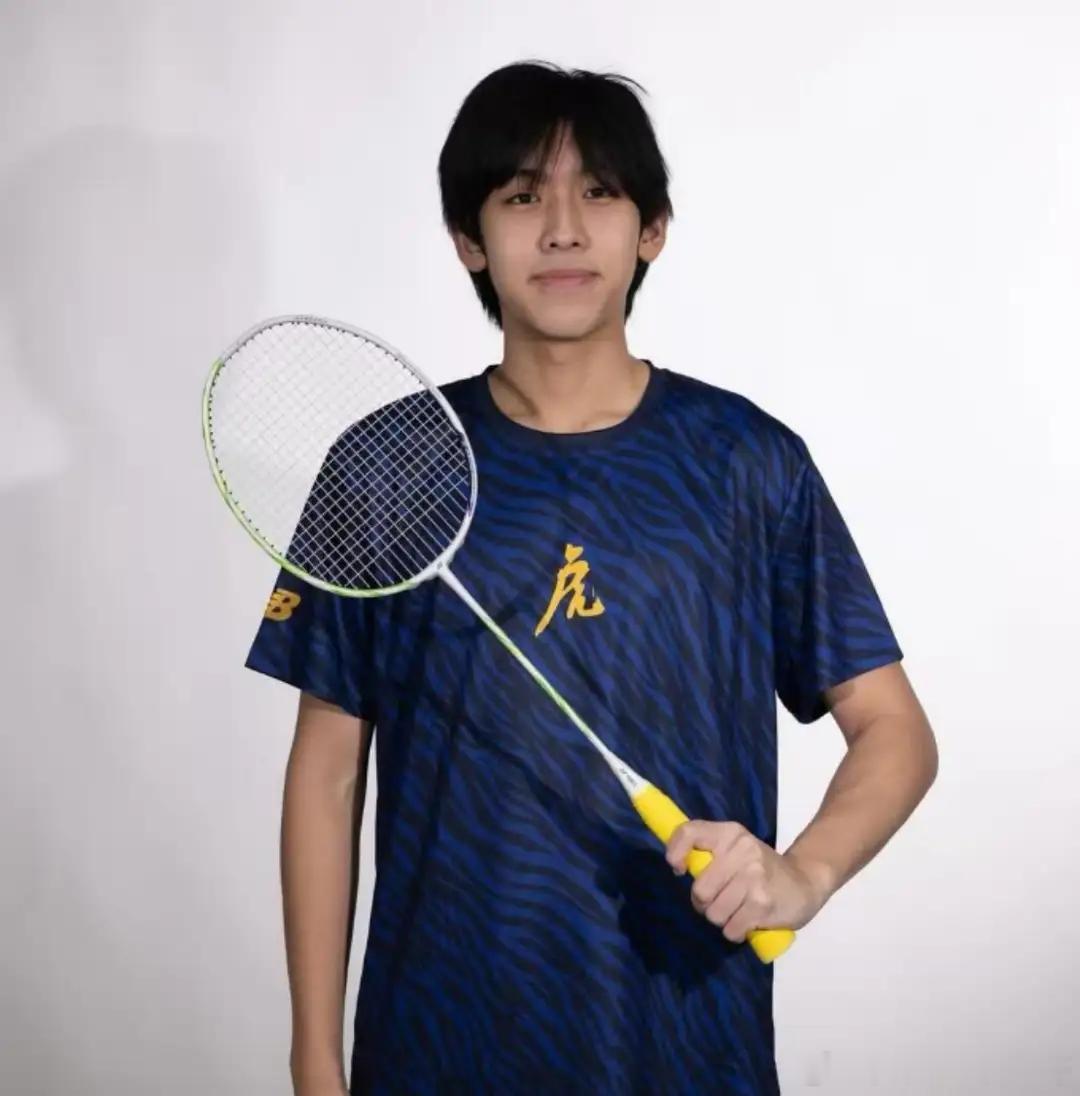 17岁Kimi近照17岁Kimi正脸照林志颖与大儿子同框，17岁Kimi好阳光