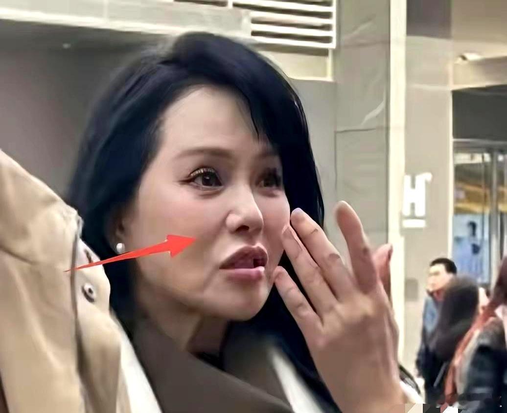 人们只注意到秦昊的疲惫，却没有看到伊能静的账单。伊能静的生活是严格自律，每天坚