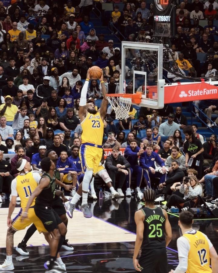 詹姆斯这是41岁？东契奇这球传的稍微有点高了，出球的时候，大概没人能想到詹姆斯能