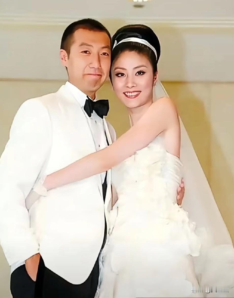 哇，陈慧琳老公原来是富豪啊，但长得不什么样？陈慧琳与富商丈夫刘建浩在纽