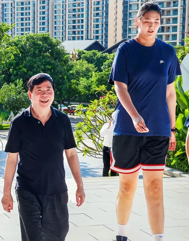万万没想到第一个站出来反对宫鲁鸣的，竟然是小将张子宇！宫鲁鸣倡导的国家队夏训从