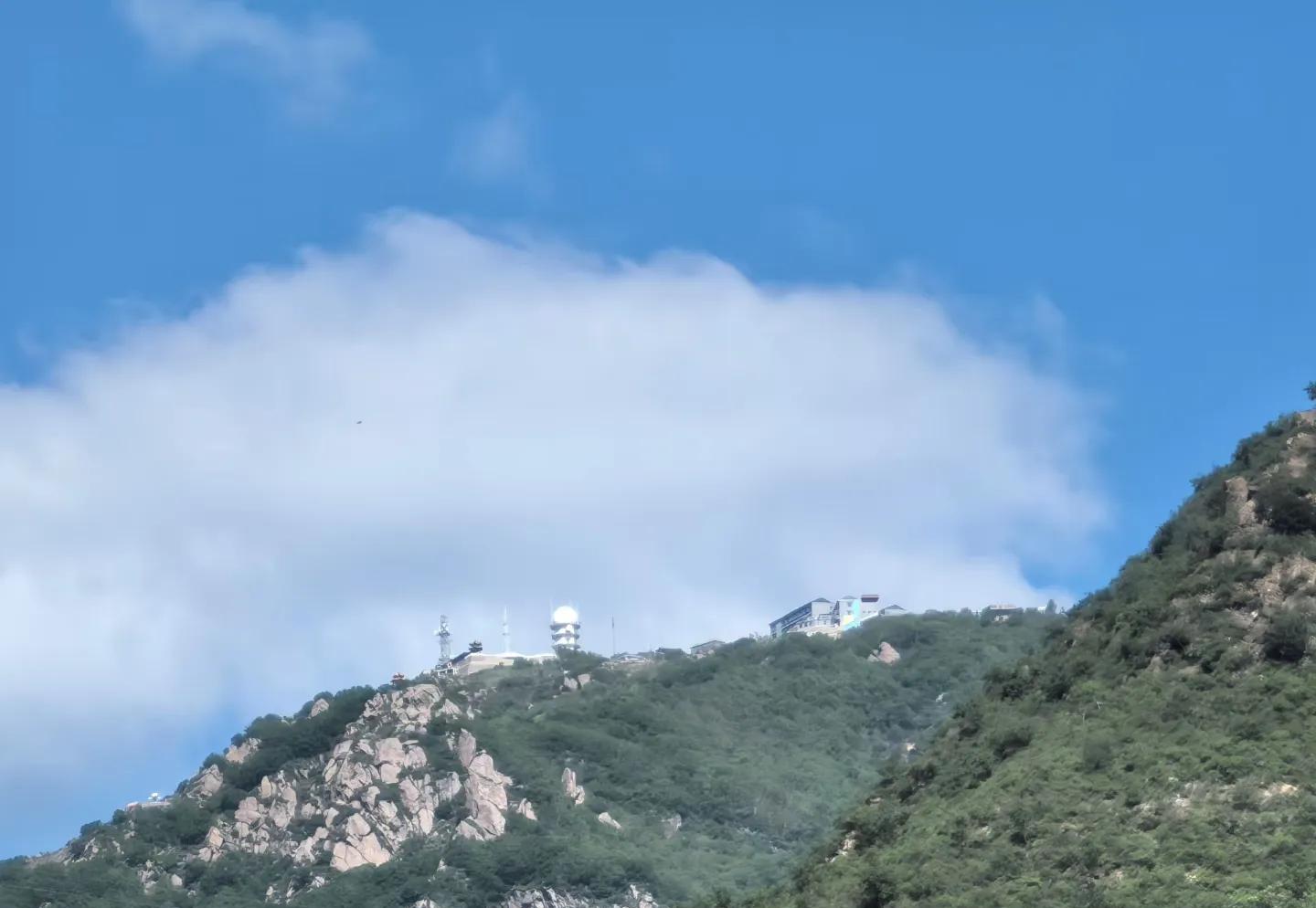 去婆婆家的路上遇见小姑子，她说今天不回去了。回家的路上，我碰见小姑子，邀