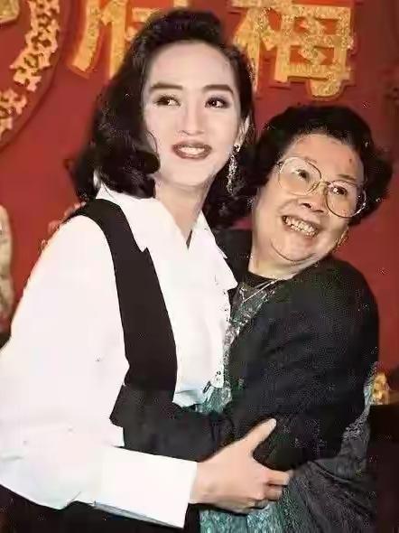 2003年的最后一天，年近八旬的覃美金听到女儿梅艳芳去世的消息，她的第一反应，不