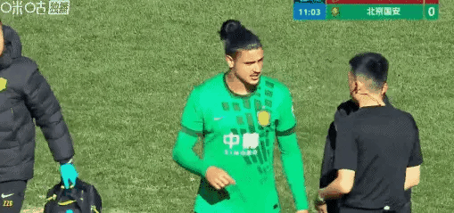 憋不住了?拉莫斯要去上厕所，北京国安场上只剩3个外援。今下午进行的中超联赛第4