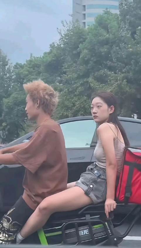 为什么黄毛的电动车后座都是坐的美女啊？