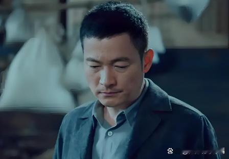 电视剧《沉默的荣耀》里面的老郑因为吃一顿牛排就被捕，很快就叛变了，觉得有点不可思