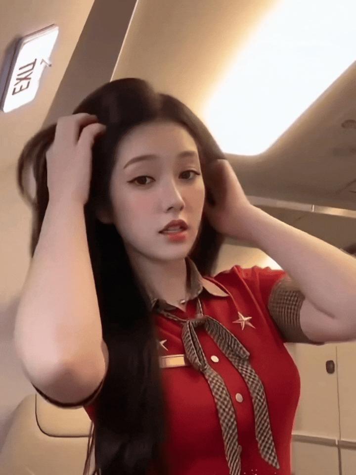据说这位小姐姐是越南航空的空姐，这颜值身材气质方方面面都很顶啊！