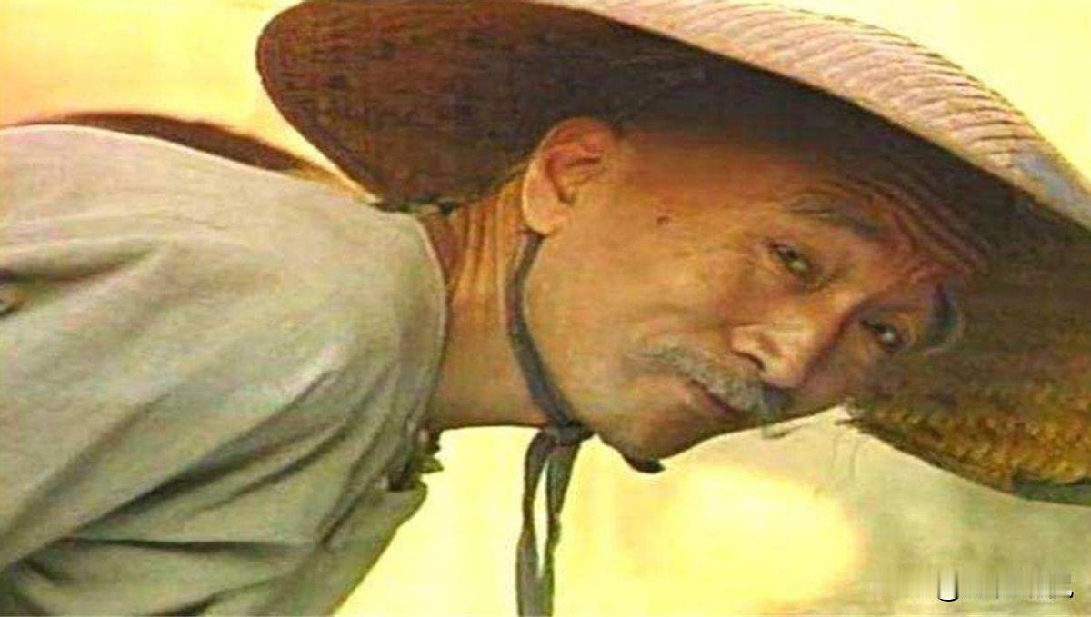 乾隆六十大寿庆典之日，见刘墉头戴一顶破草帽，脚穿一双烂草鞋，下穿一身烂裤，脖子上