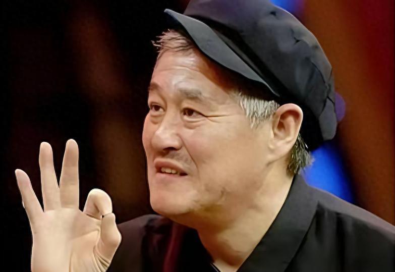 央视春晚的观众席一直很神秘。虽然从不对外卖票，但现场却年年座无虚席。早年间，能坐