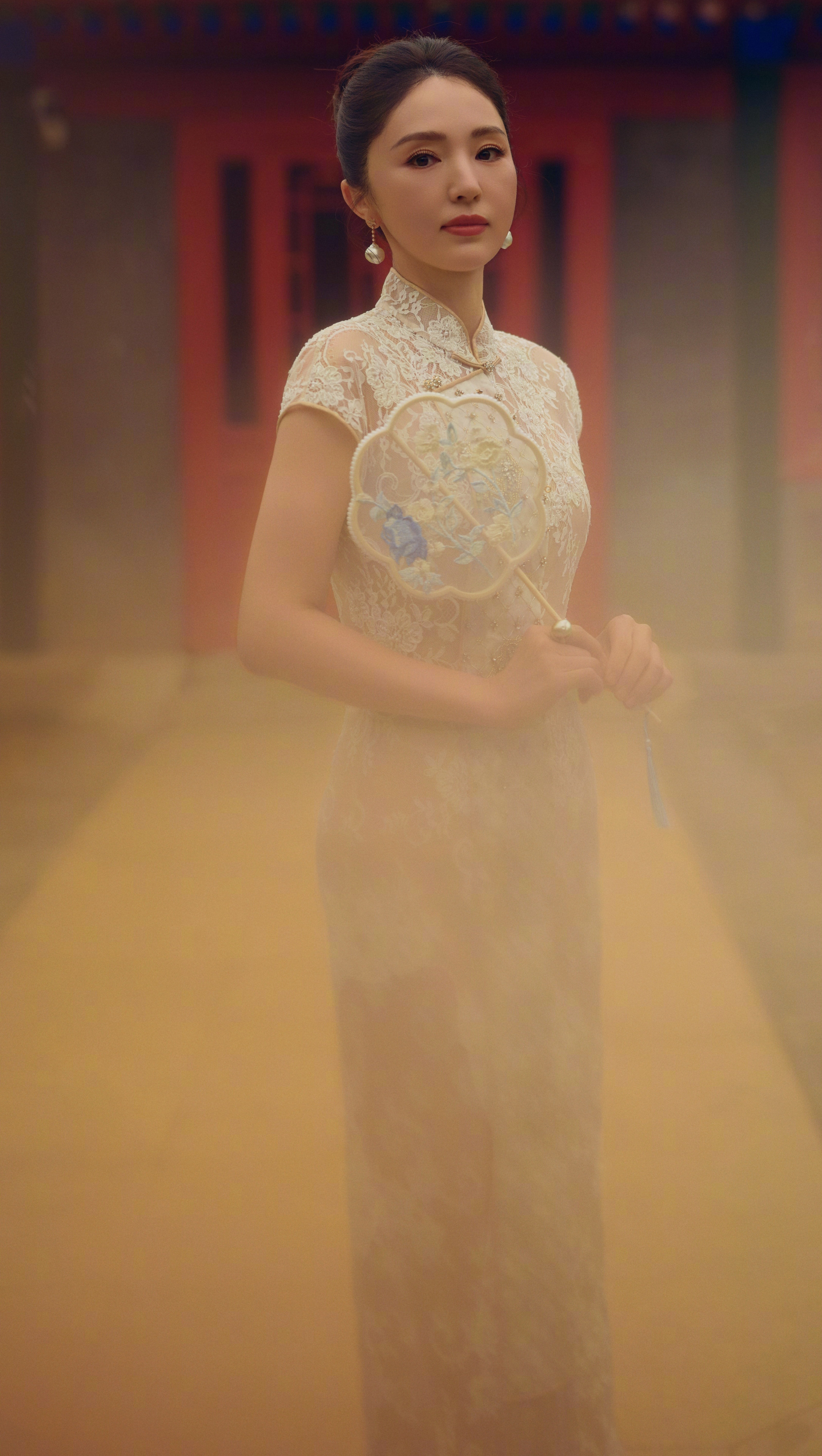 董璇也怀疑周也是自己女儿董璇透视旗袍搭配透视细高跟YYDS