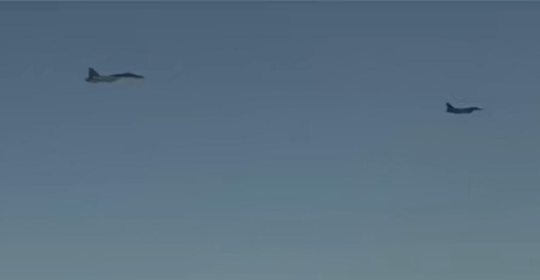 中日战机罕见表里交锋！俄公开F-15抵近“跟拍”中俄轰炸机瞬间当日本航空自卫