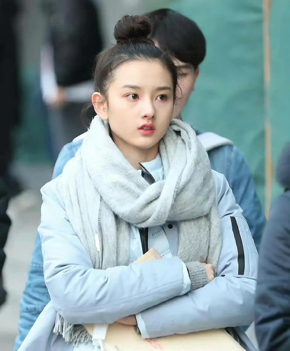 童星长大必变僵？宋祖儿用三块骨头撕碎这条铁律。她在《艰难的制造》里，一挑眉就