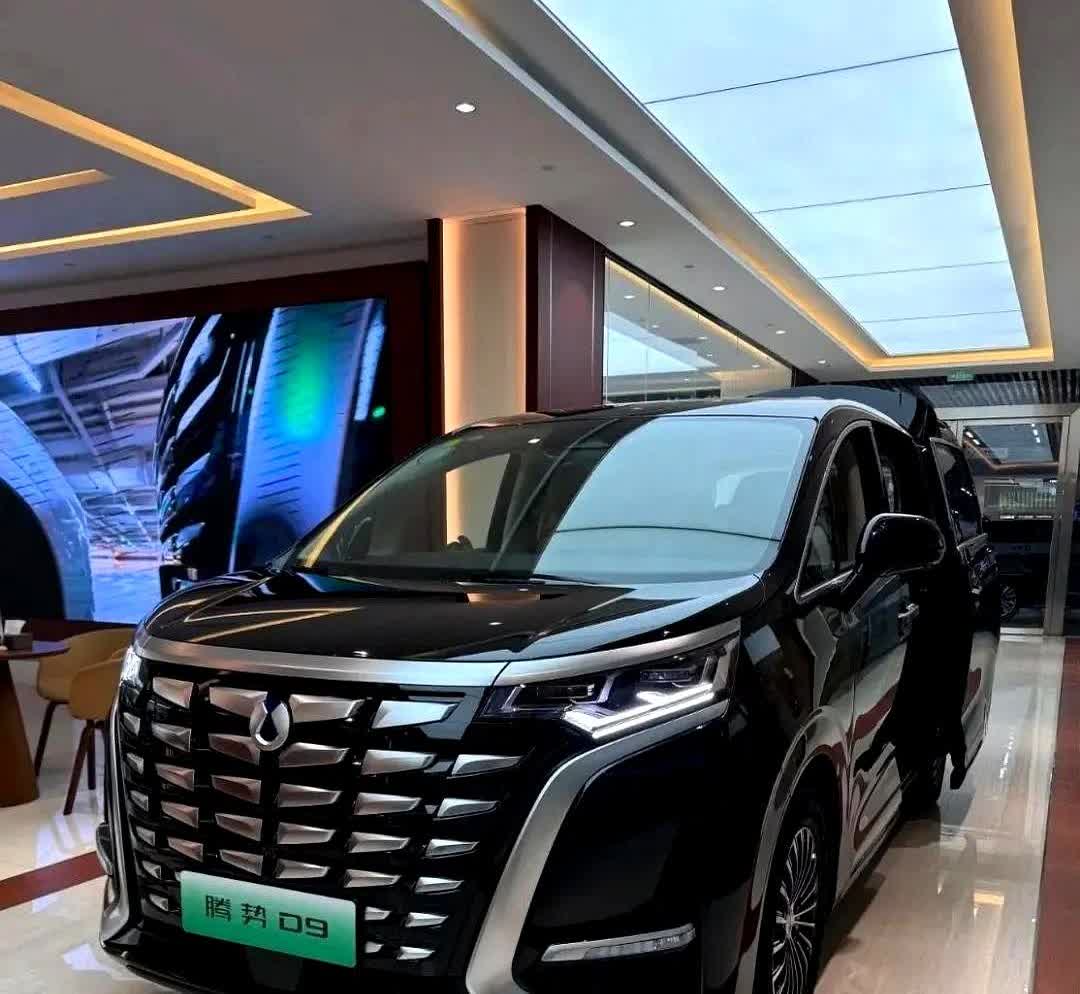 “天神之眼”之外有大招！2025款腾势D9玩的就是内外夹击，剑指别克GL