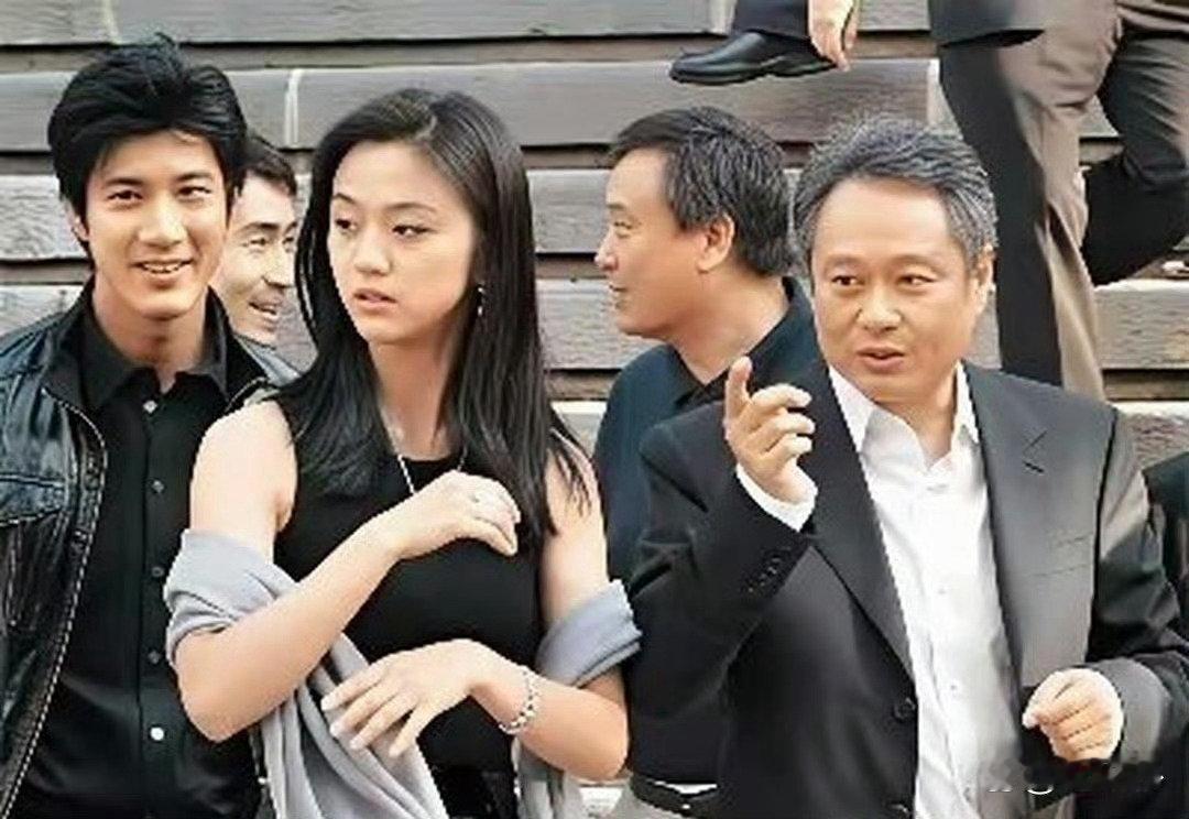 翻出汤唯大学时‏期的照片，终于理解﻿当年李安和‌梁朝伟⁠为啥选她演女主‌角了！​