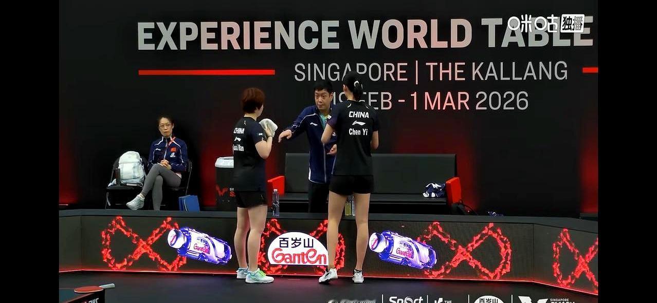 两个日本小姑娘，没教练、自己画战术板，硬生生撕开了国乒防线。第一局打到9平