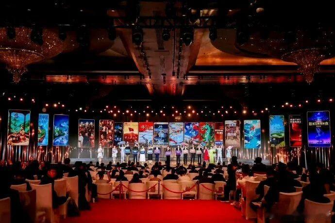 总台大剧发布会，杨紫和胡歌主演的《生命树》在海报中站大C位。这部剧是重点项目，从