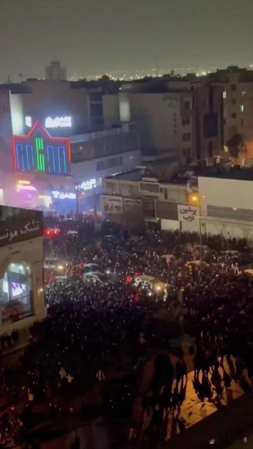 【在伊朗，恐怖分子破坏了60家银行分行】德黑兰时间2026年1月10日，伊朗国