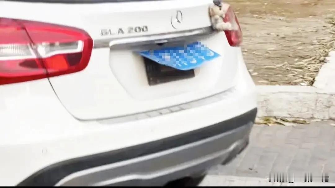 辽宁大连，女子把奔驰车停在一商场附近，3天没动，期间交警联系她，说有商铺要求她挪