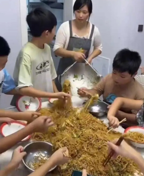 给儿子的“狐朋狗友”做顿饭