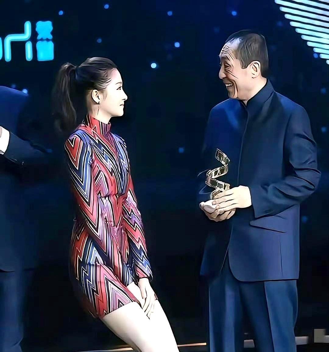 巩俐一脚踢飞高跟鞋，光脚冲下台死死搂住张艺谋的脖子。全场老外惊得连香槟都忘了咽。